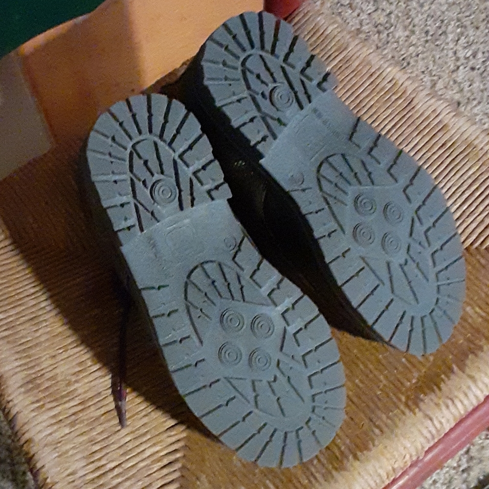 Shoes - Picture 4 of 5
